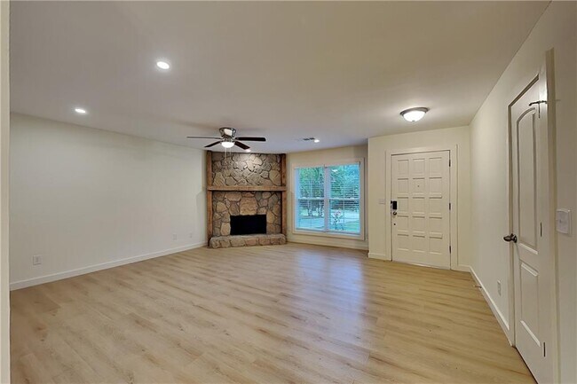 Building Photo - 1402 Mountain Overlook