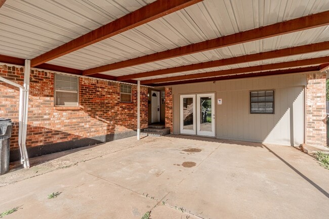 Building Photo - 4 Bedroom 2 Bath in OKC! Half off first month