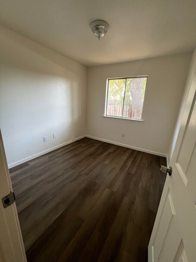 Foto del edificio - 2645 W Robinson Ave