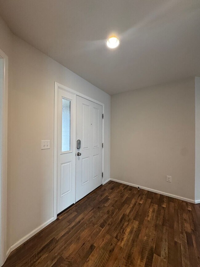 Building Photo - Quiet 3 Bed Home with Fenced Yard
