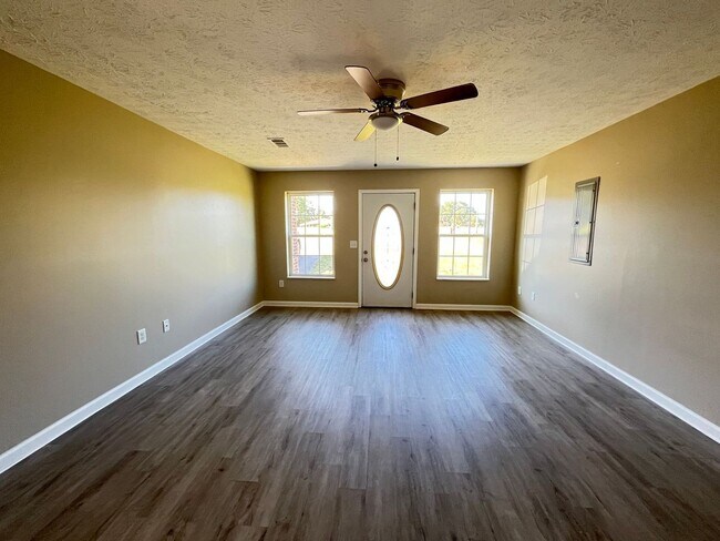Foto del edificio - 3 bedroom 2 bath Single Family home in Dan...