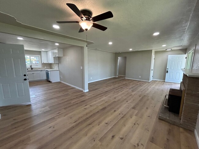 Building Photo - 1404 Grape Ave