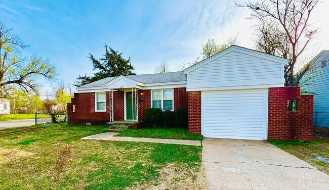 Cute 2BD 1BA Home w/ Bonus Room in Midwest... - Cute 2BD 1BA Home w/ Bonus Room in Midwest...