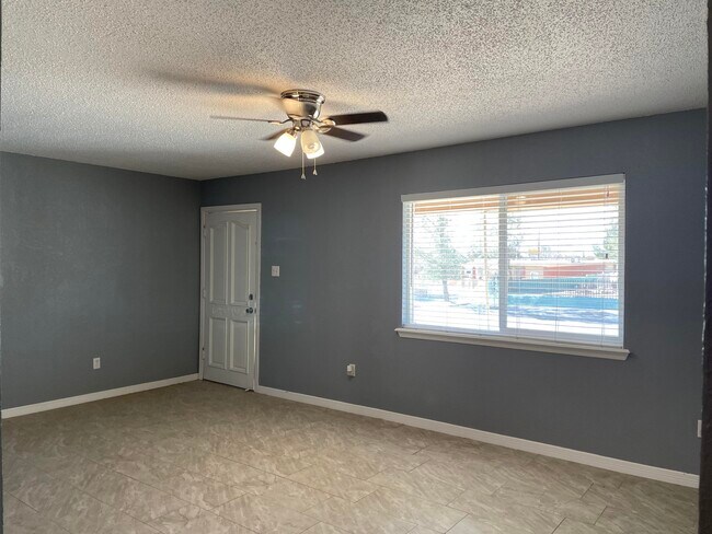 Foto del edificio - 8137 Staghorn Dr