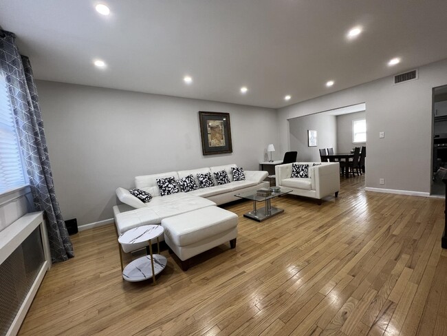 Building Photo - 12 COLLEGE St