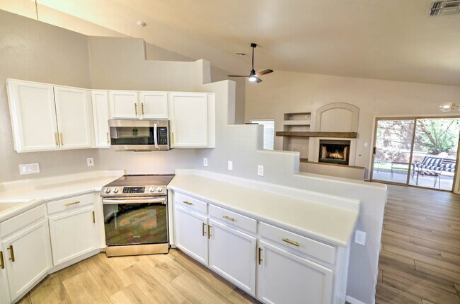 Foto del edificio - Smart East Side 3 Bedroom Home with EV cha...