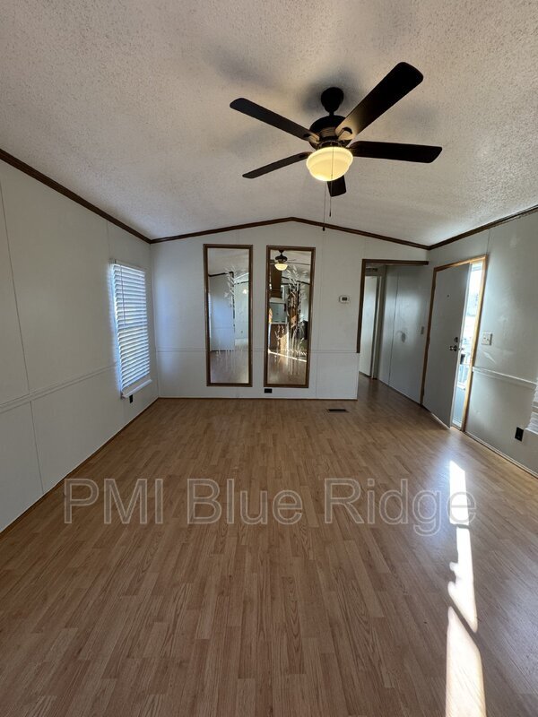 Building Photo - 318 Friendly Cir
