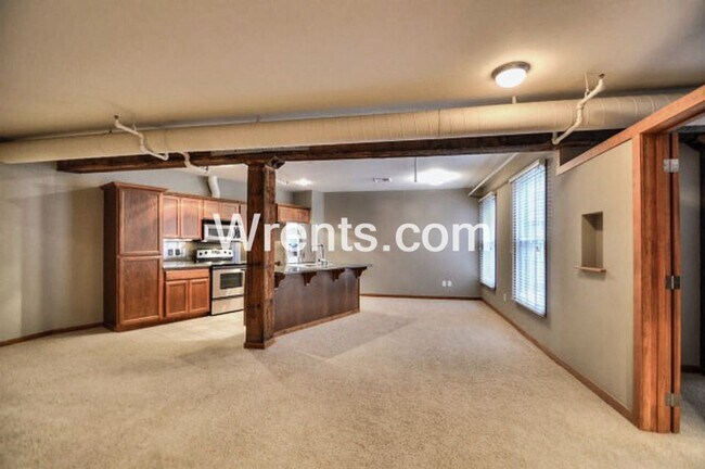 Building Photo - Beautiful Condo in the Heart of Downtown S...