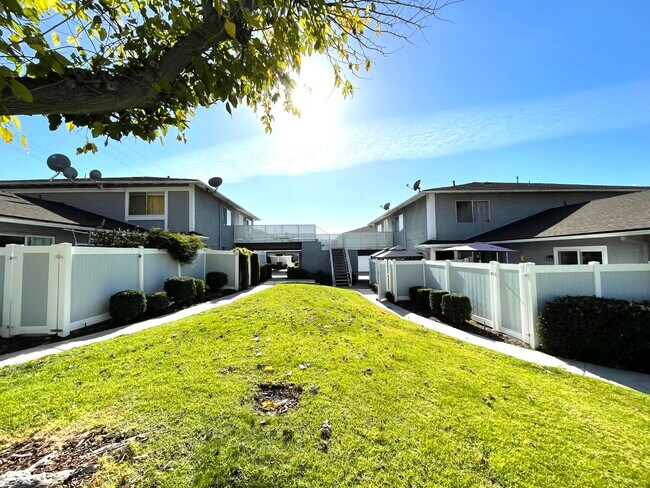 Foto del edificio - 28164 Robin Ave