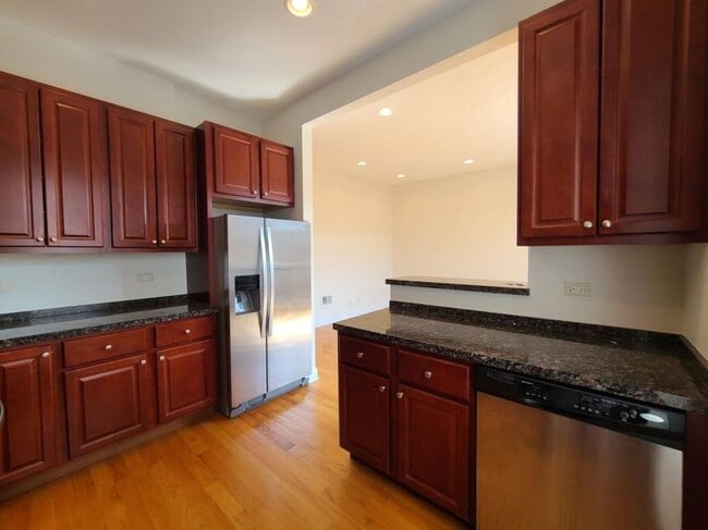 Building Photo - 3 bedroom in Chicago IL 60657