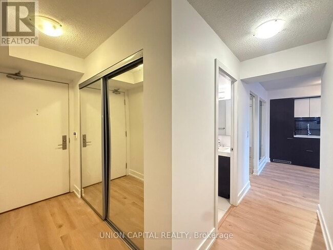 Building Photo - 318 Richmond St W