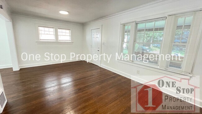 Building Photo - Charming 3 Bed, 1.5 Bath Home with Charact...