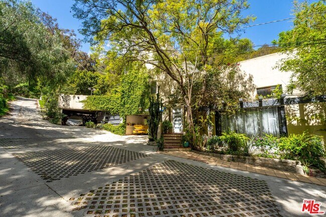 Foto del edificio - 1001 N Beverly Glen Blvd