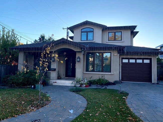 Attached studio to this house - 2876 Louis Rd