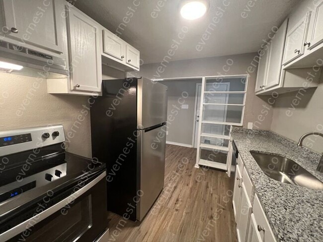 Foto del edificio - 4801 West St