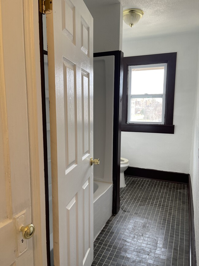 Bath - 2911 Glendale St