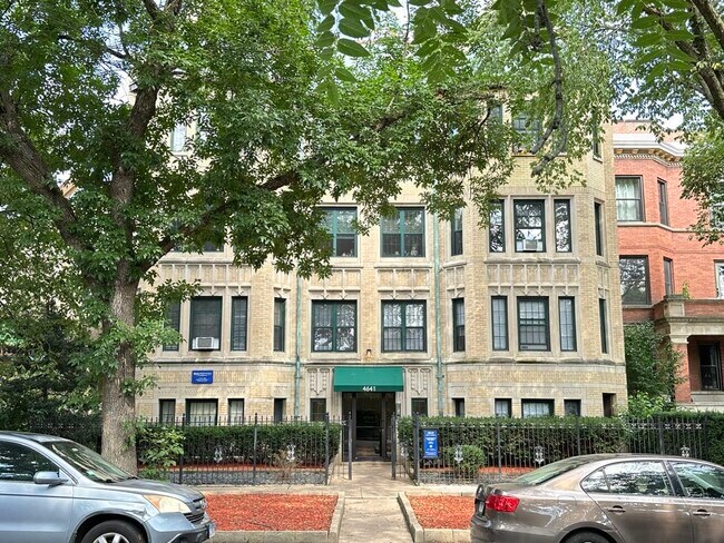 Building Photo - 4752 N Paulina St