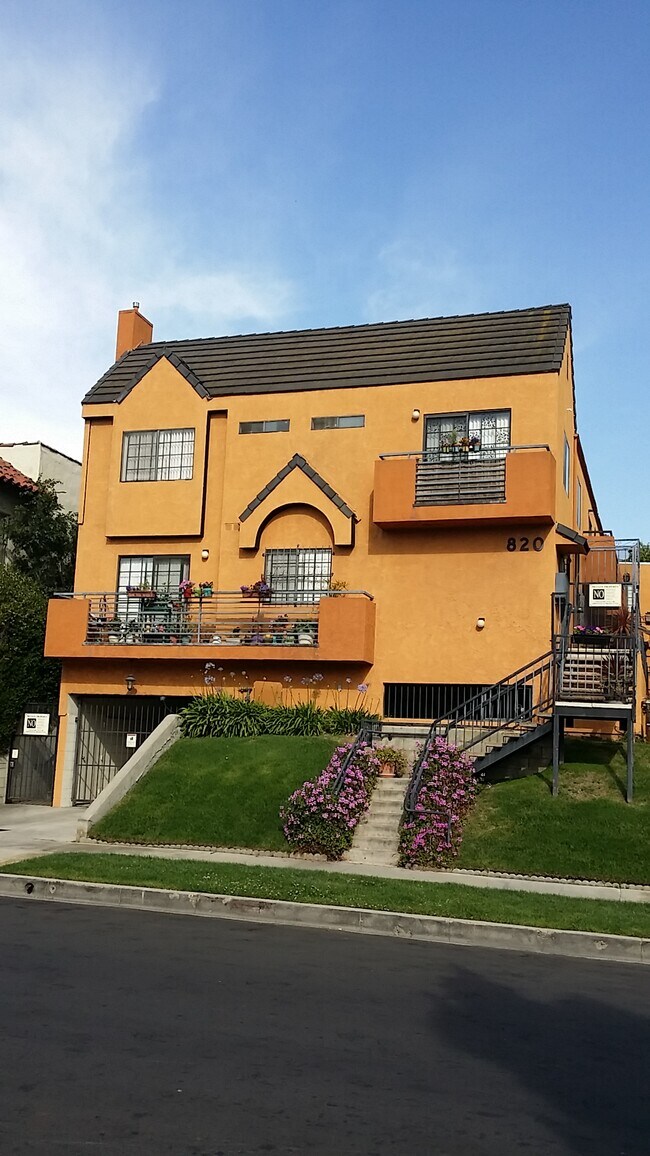 Exterior Pic2 - 820 S Orange Grove Ave