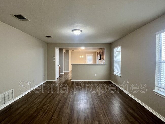 Foto del edificio - 228 Black Forest Rd