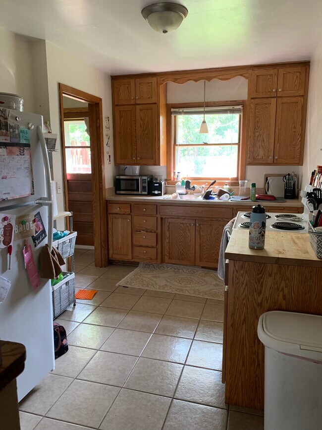 Kitchen - 383 Queenan Ave S