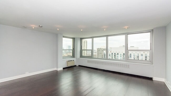 Building Photo - 1255 N Sandburg Terrace