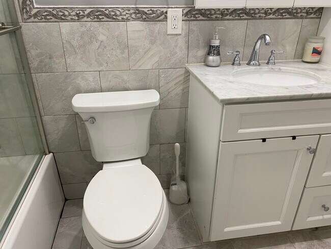 Foto del edificio - 2762 E 64th St
