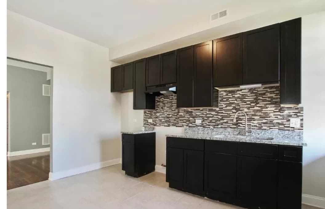 Primary Photo - 6940 S King Dr