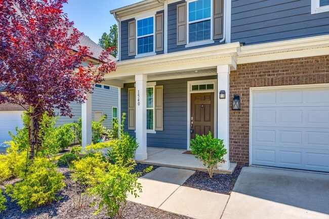 Building Photo - Extremely well maintained 4 bedroom, 2.5 b...