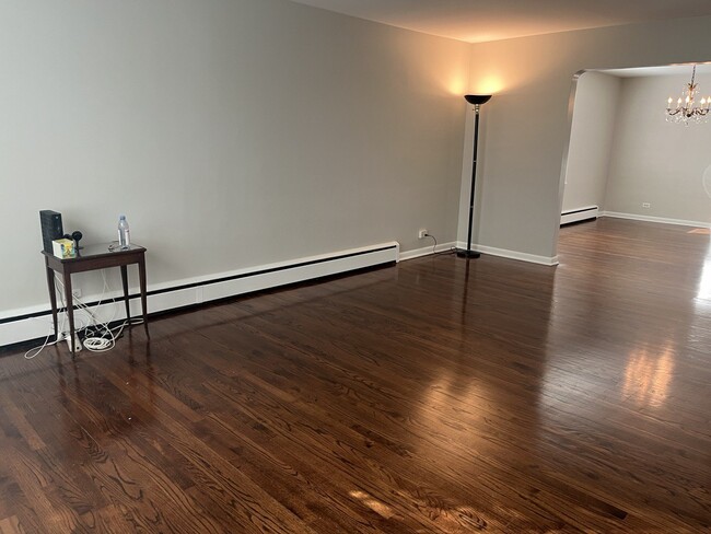 Foto del edificio - A 3 bedroom apartmen in Des Plaines