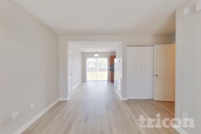 Foto del edificio - 131 Quiet Grove Dr