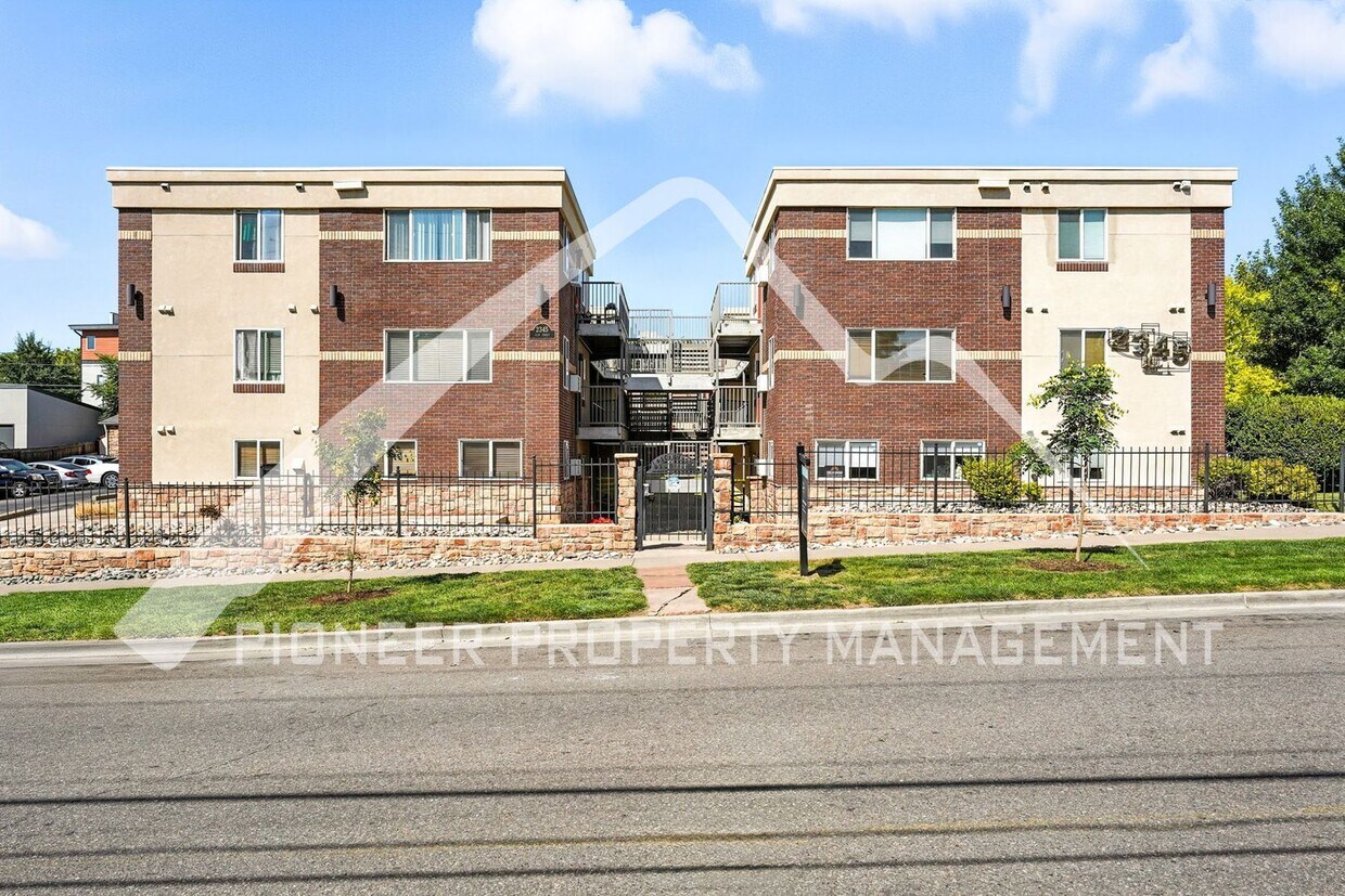 Foto principal - Charming Condo with Washer/Dryer and 1-Car...