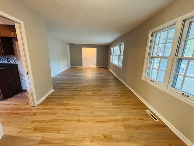 Foto del edificio - Remodeled 4BR Near Eastborough w/ Finished Basement & HUGE Fenced Yard – $2,000