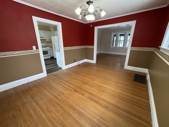 Building Photo - 66 Martinot Ave