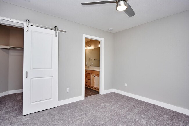 Building Photo - Creekline Townhomes