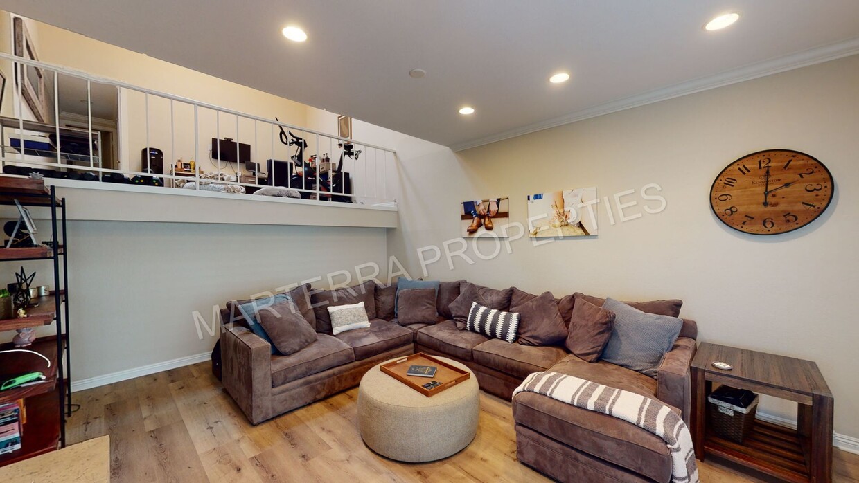 Foto principal - Beautiful 2 bed/2 Bath Home in Costa Mesa!