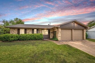 Building Photo - 9811 Kingsman Dr