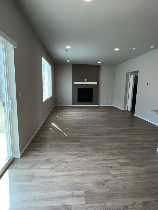 Building Photo - Spacious 4 Bedroom 2.5 Bath  W/Bonus Room ...