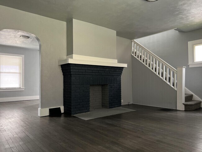 Building Photo - 5218 Columbo St