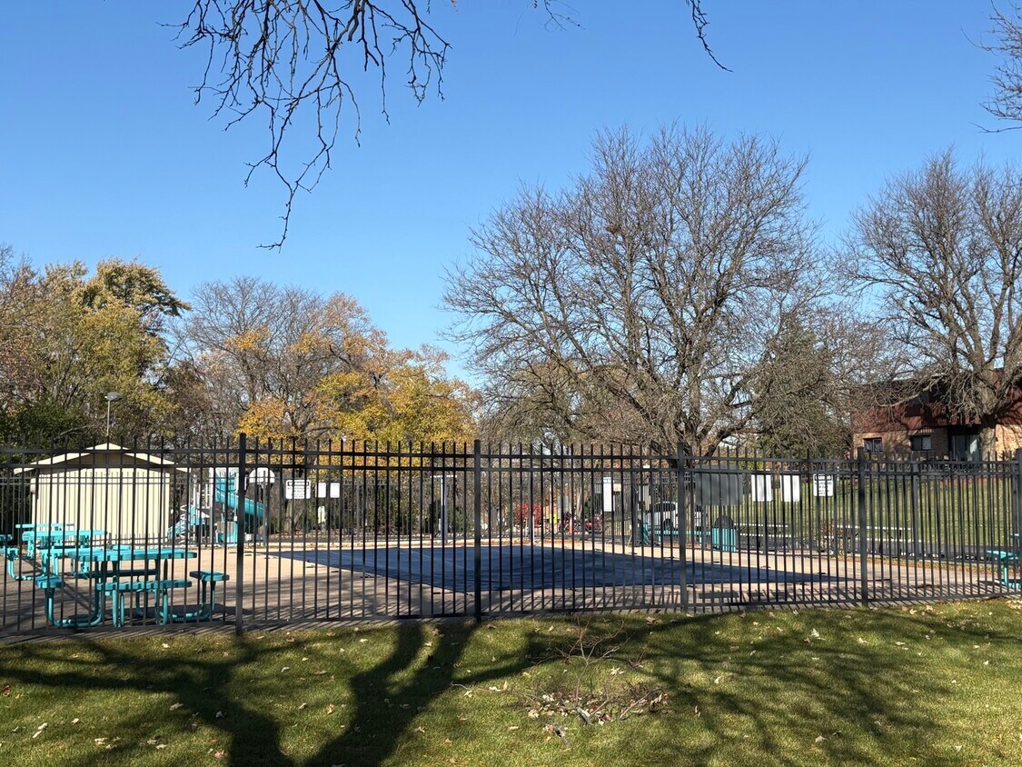 Foto del edificio - 200 Willow Ln