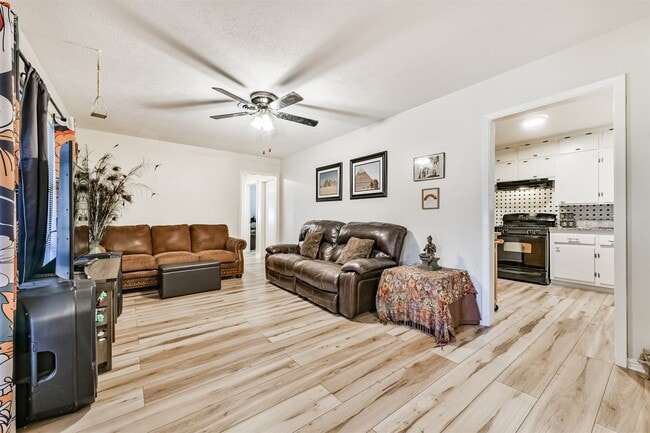 Building Photo - 222 Linda St