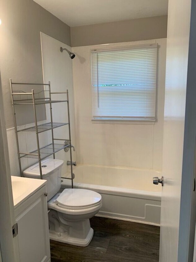 Foto del edificio - 2 Bed 1 bath Duplex near downtown Greer