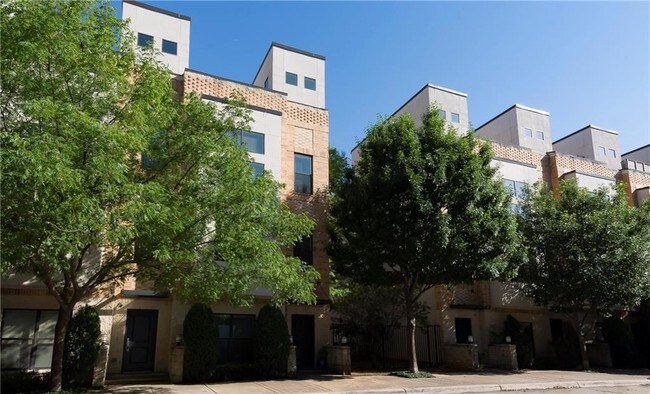 Building Photo - 620 E Bluff St