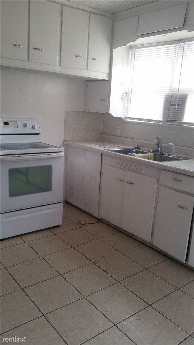Building Photo - 3 br, 1 bath House - 30437 Elmwood St