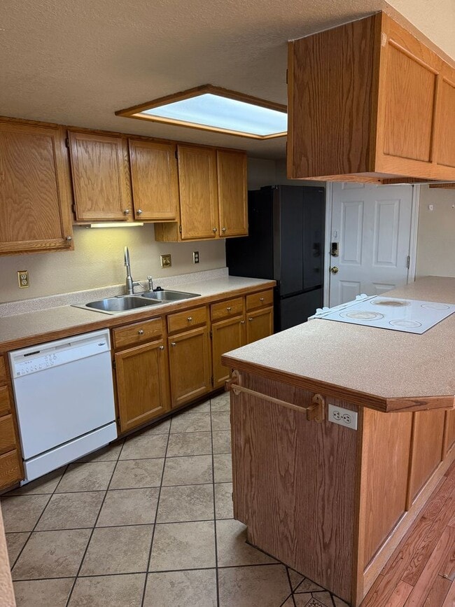 Building Photo - 3 bed, large yard