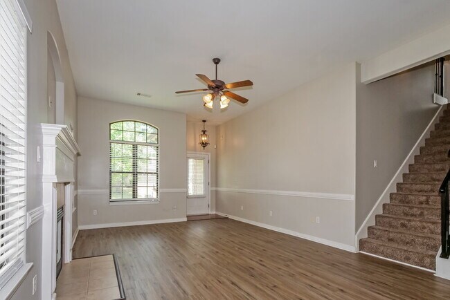 Foto del edificio - 450 Garden Springs Dr