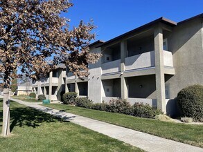 Building Photo - 929 Featherside Way