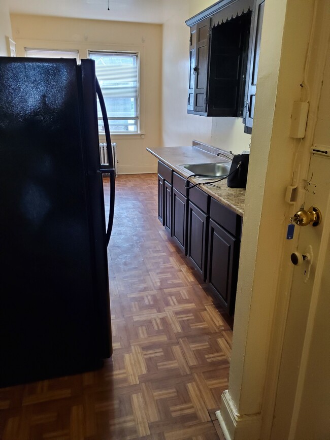Eat-in kitchen - 13136 225th St