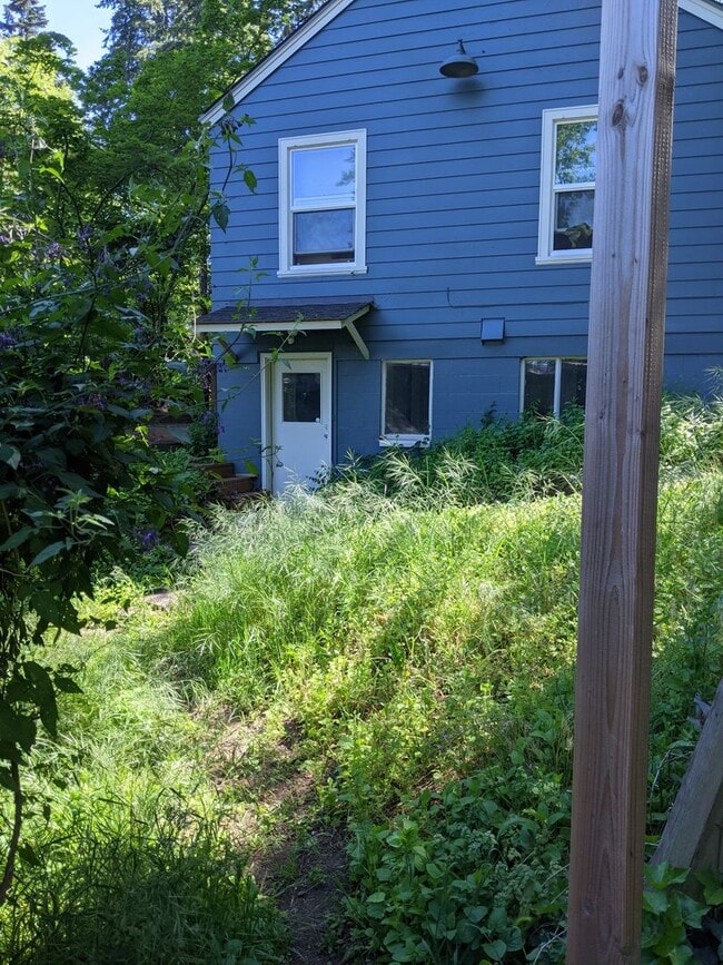Building Photo - 1698 Riverview St