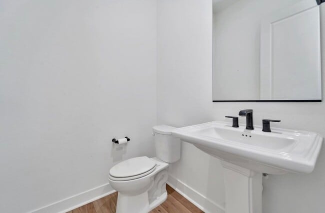 Building Photo - 440 Chorus