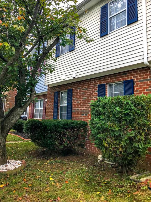 Building Photo - 3553 Cranmer Mews